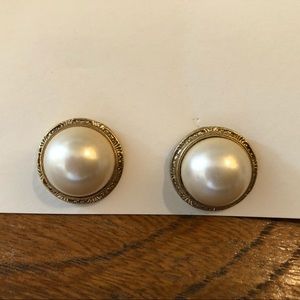 🌞💰Faux pearl stud earrings with gold trim.